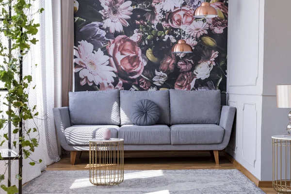 Zonovergoten Grijze Bank Door Een Floral Print Muur Het Hoekje — Stockfoto