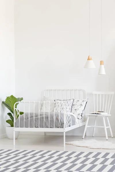 Weißer Stuhl Neben Dem Bett Schlafzimmerinnenraum Mit Gemustertem Teppich Und — Stockfoto