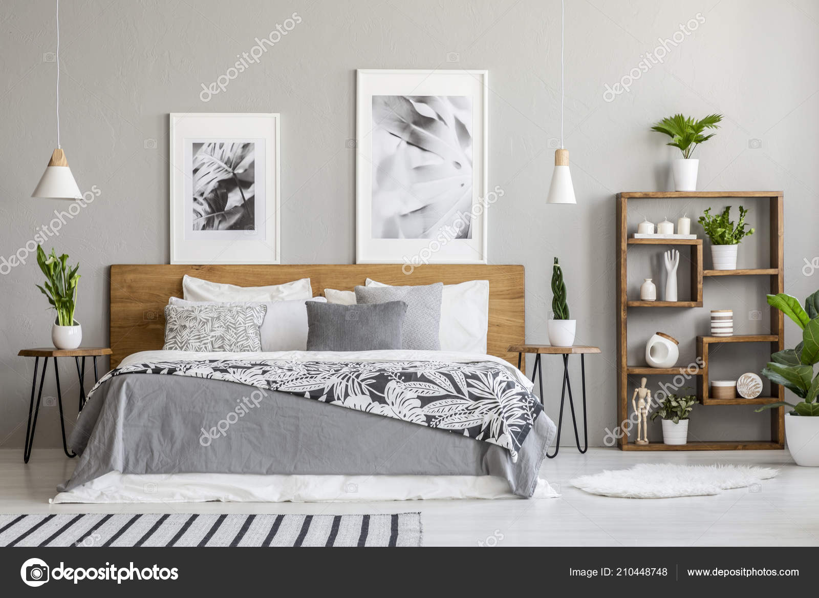 Gemusterte Decke Auf Hölzernen Bett Zwischen Tabellen Mit Pflanzen ... Gemusterte Decke Auf Hölzernen Bett Zwischen Tabellen Mit Pflanzen ...