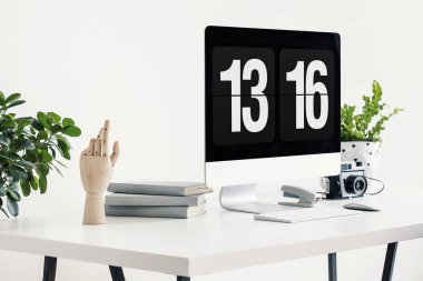 Beyaz masa masaüstü bilgisayar, kamera ve çalışma alanı iç bitkilerde ile yakın çekim. Gerçek fotoğraf