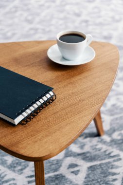 Bir defter ve kahve ile ahşap bir masa Close-up