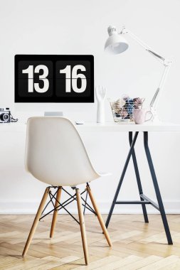 Beyaz sandalye masa masaüstü bilgisayar ve basit ev ofis iç lamba ile. Gerçek fotoğraf
