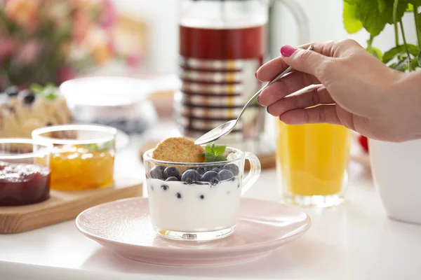 Real Photo Close Yoghurt Blueberries Dessert Glass Cup Placed Pastel — Stock Photo, Image