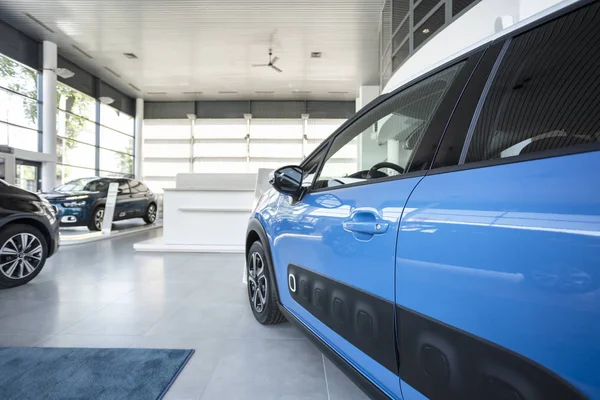 Close Van Een Zijdeur Van Een Blauwe Auto Een Ruime — Stockfoto