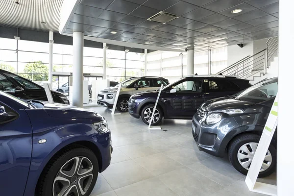 Row Luxury Cars Standing Bright Elegant Showroom — Stock Photo, Image