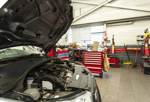 Motor Coche Durante Reparación Garaje Con Equipos Modernos Concepto Revisión — Foto de Stock