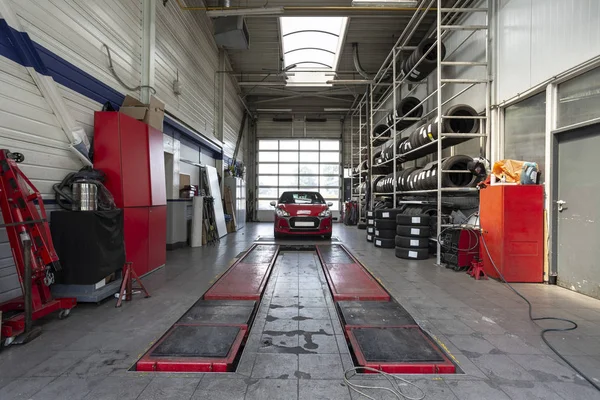 Röd Bil Översyn Ett Modernt Garage Med Hiss — Stockfoto