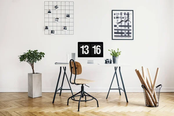 Foto Real Simple Interior Oficina Casa Con Escritorio Silla Planta — Foto de Stock