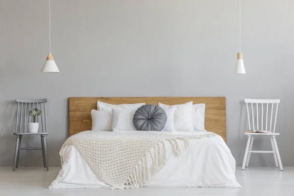 Decke Auf Holzbett Zwischen Stühlen Grauen Schlafzimmerinnenraum Mit Lampen Und — Stockfoto