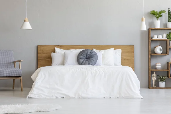 Blauw Kussen Witte Bed Met Houten Hoofdeinde Slaapkamer Interieur Met — Stockfoto