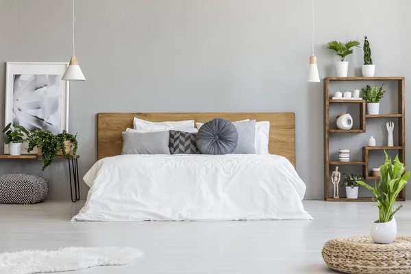 Planta Puf Interior Del Dormitorio Luminoso Con Almohadas Cama Blanca — Foto de Stock