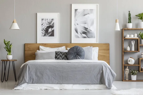 Grijze Bladen Houten Bed Naast Tabel Met Plant Slaapkamer Interieur — Stockfoto