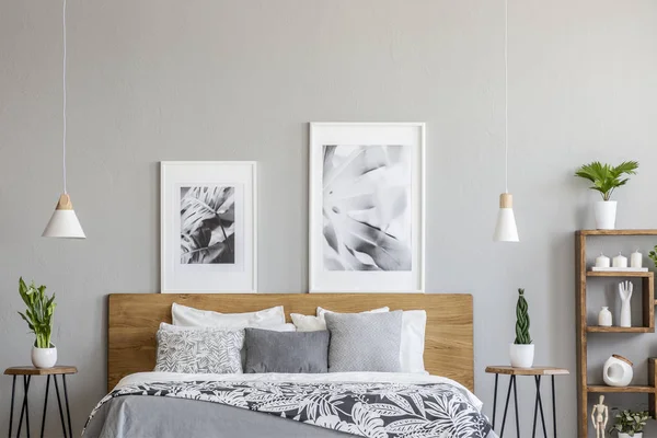 Posters Boven Houten Bed Tussen Tabellen Met Planten Grijs Slaapkamer — Stockfoto