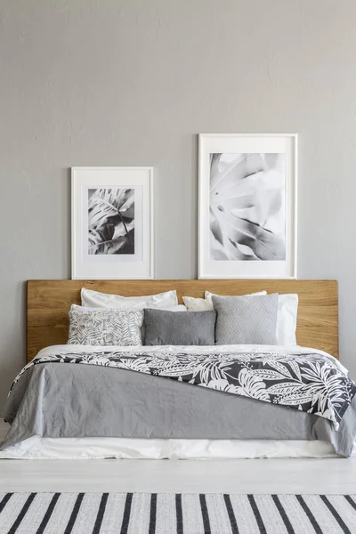 Grijze Patroon Deken Houten Bed Slaapkamer Interieur Met Posters Tapijt — Stockfoto