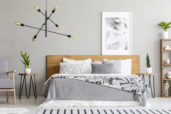 Manta Estampada Cama Madera Sillón Interior Del Dormitorio Gris Con — Foto de Stock