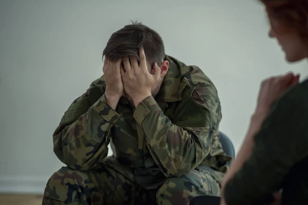 Soldado Profissional Cansado Com Problema Emocional Durante Reunião Com Psicoterapeuta — Fotografia de Stock