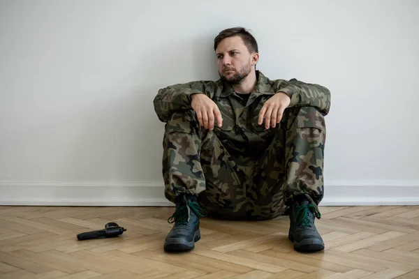 Unavený Profesionální Voják Zelené Uniformě Sedí Podlaze Vedle Zbraň — Stock fotografie