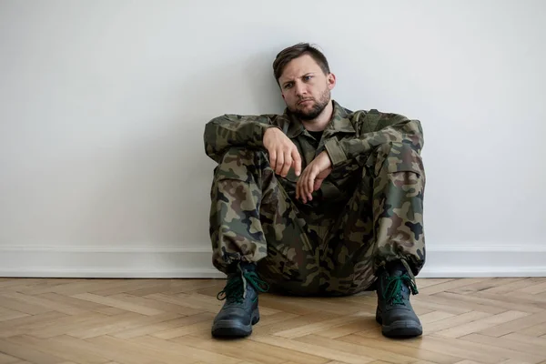 Soldado Triste Solitário Uniforme Verde Com Depressão Síndrome Guerra — Fotografia de Stock