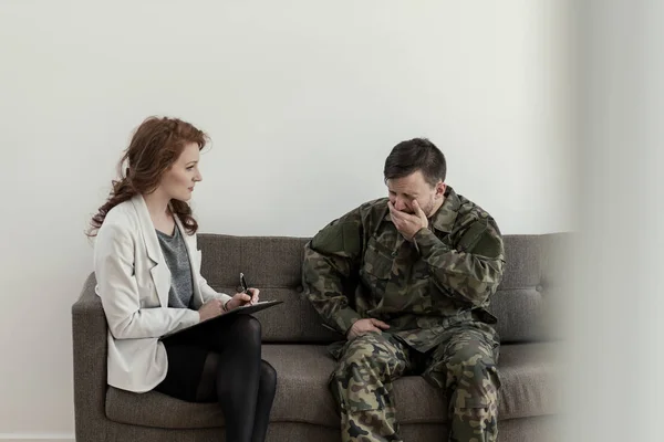 Soldado Llorando Uniforme Verde Durante Consulta Con Psicólogo —  Fotos de Stock