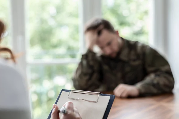 Gros Plan Une Écriture Manuscrite Sur Bout Papier Avec Soldat — Photo