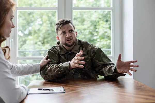 Soldat Parlant Son Expérience Guerre Avec Peur Psychiatre Montrant Son — Photo