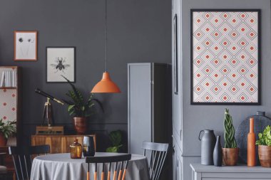Karanlık yemek odası iç tablonun üst turuncu lambalı gri duvar üzerine geometrik poster