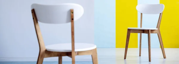 Panorama Van Witte Houten Stoelen Woonkamer Interieur Met Blauwe Gele — Stockfoto