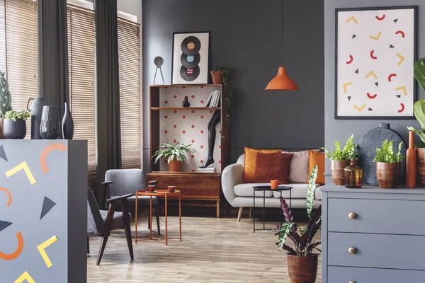 Cartel Con Formas Geométricas Espacioso Salón Gris Interior Con Mesa — Foto de Stock