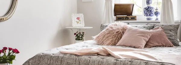Розовые Подушки Одеяло Кровати Интерьере Спальни Английском Стиле Цветами Настоящее — стоковое фото