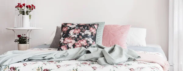 Πανόραμα Floral Μαξιλάρι Και Μπλε Κουβέρτα Στο Κρεβάτι Εσωτερικό Φωτεινό — Φωτογραφία Αρχείου
