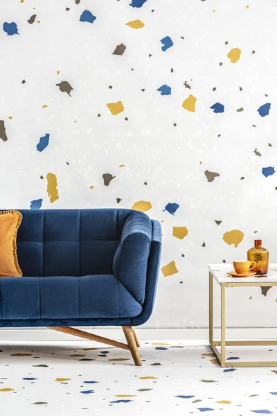 Sofá Azul Con Almohada Naranja Junto Mesa Colorido Interior Sala — Foto de Stock