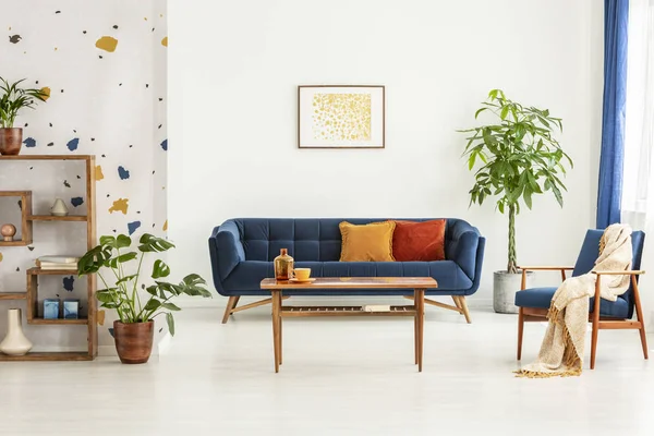 Póster Sobre Sofá Azul Interior Del Apartamento Blanco Con Sillón — Foto de Stock