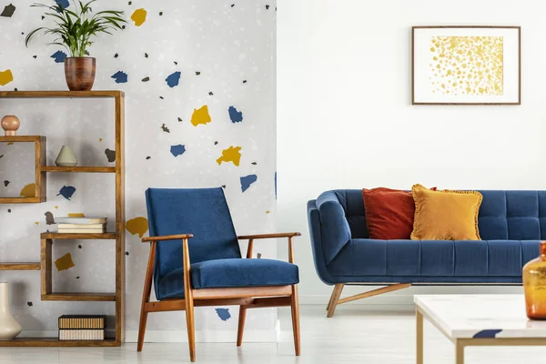 Kursi Baja Dan Sofa Dengan Bantal Interior Ruang Tamu Biru — Stok Foto