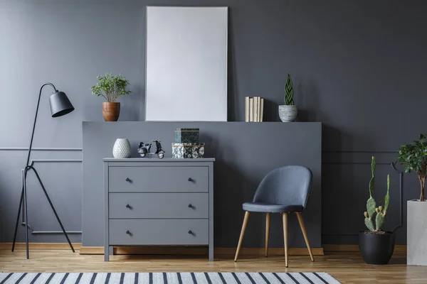 Armoire Grise Entre Lampe Noire Chaise Dans Salon Intérieur Avec — Photo