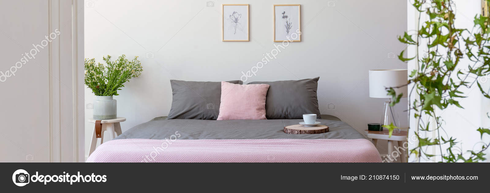 Grau Und Pastell Rosa Bettwasche Auf Doppelbett Mit