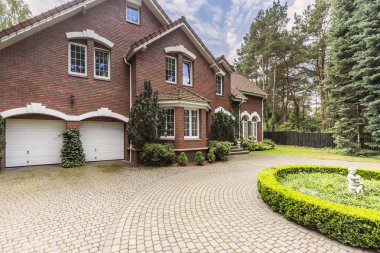 Lüks ve İngiliz tarzı bahçe ve driveway ile büyük evi
