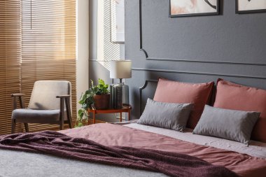 Gri ve pembe yastık yatak otel yatak odası iç koltuk ile kalıplama ile duvara