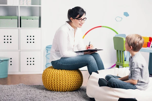 Smiling Psychologist Talking Kid Meeting Classroom — Stock Photo, Image