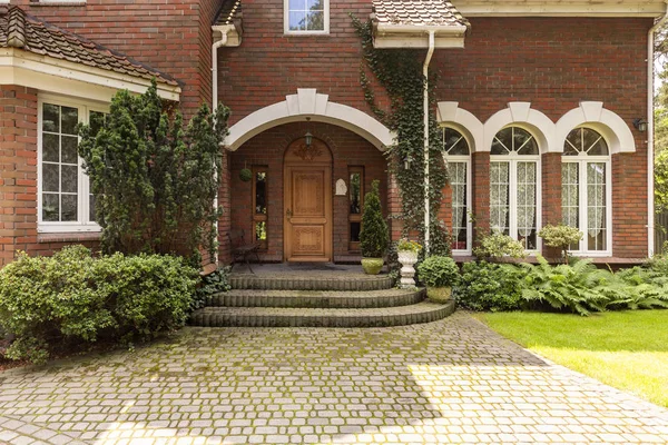 Cobbled Path Steps Leading Stylish Entryway Ornamented Wooden Door Side — Stock Photo, Image