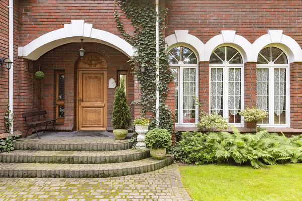 Windows Och Trädörr Rött Tegel Vägg Residence Med Trädgård — Stockfoto