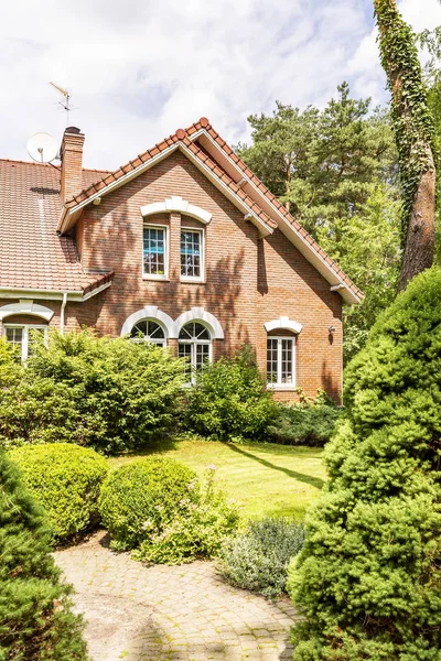 Jardim Com Evergreens Árvores Arbustos Grama Quintal Uma Casa Estilo — Fotografia de Stock