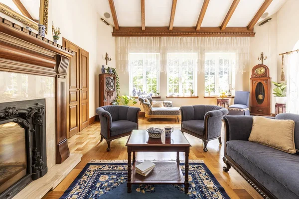 Table Bois Sombre Sur Tapis Entre Fauteuils Bleus Canapé Dans — Photo