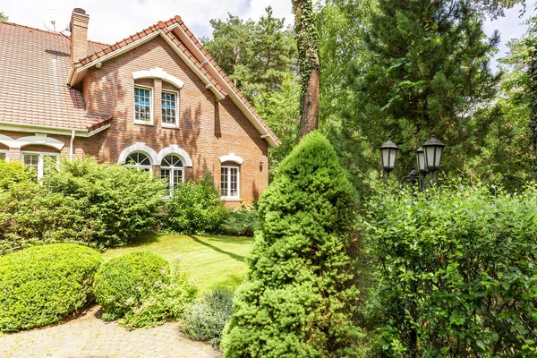 Yaz aylarında İngilizce kırmızı tuğla otel yanında yeşil bahçe