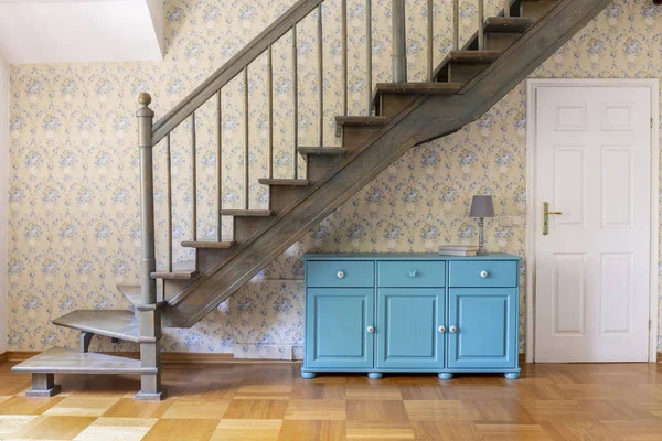 Une Armoire Bleu Clair Trois Portes Debout Sous Escalier Gris — Photo