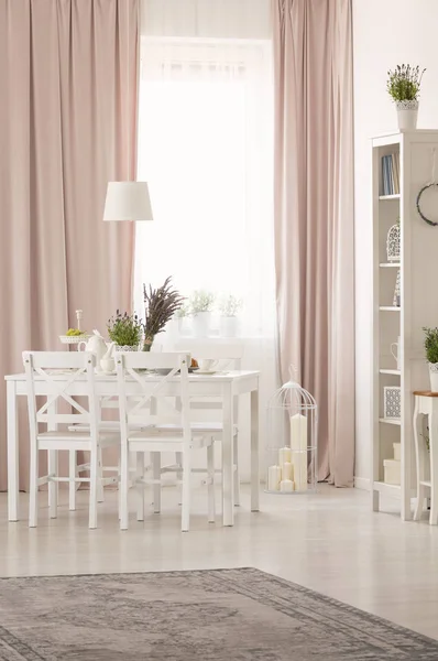 Sedie Bianche Tavolo Con Piante Rosa Pastello Sala Pranzo Interno — Foto Stock