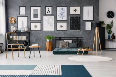 Altın sandalye tablo ve lamba yanındaki gri daire iç halı ile yeşil şilte yanında. Gerçek fotoğraf