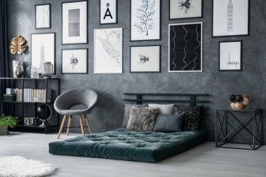 Yeşil yatak yatak odası iç Galeri posterleri ile yanındaki gri tekli. Gerçek fotoğraf