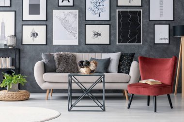 Kırmızı sandalye masa ve modern daire iç Galeri ve bitki üzerinde kabarık kanepe yanında. Gerçek fotoğraf