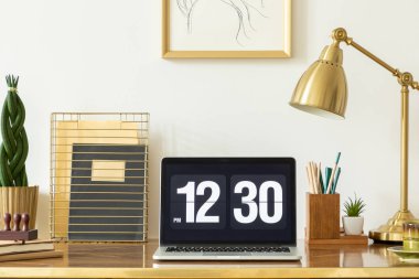 Dizüstü, Notebook, bitki göstermek zaman ve lamba bir ofiste masa üzerinde iç. Gerçek fotoğraf