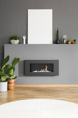 Mockup beyaz boş poster şömine gri oturma odası iç bitkiler ile yukarıda. Gerçek fotoğraf